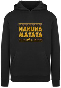 Fekete kapucnis pulóver, amelyen sárga "HAKUNA MATATA" felirat található, állatgrafikákkal és dekoratív mintákkal piros és sárga színekben. Elülső zsebbel rendelkezik.