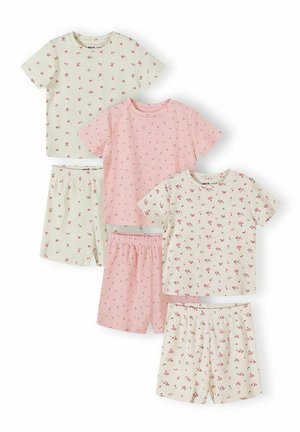 Trzy zestawy dziecięcych bluzek z krótkim rękawem w kwiatowe wzory oraz pasujące spodenki z elastyczną talią w kolorach różowym i kremowym.