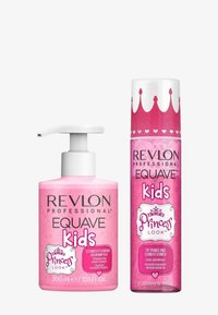 Två rosa hårvårdsflaskor; vänster har en pumpflaska märkt "Conditioning Shampoo", höger är ett rör märkt "Detangling Conditioner."