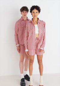 Sister Jane STABLES GINGHAM UNISEX - Kratke hlače - red