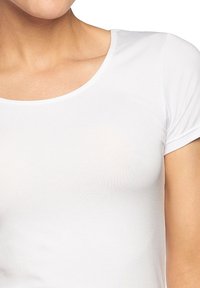 Weißes T-Shirt mit kurzen Ärmeln aus einem glatten, dehnbaren Stoff. Verfügt über einen runden Ausschnitt und ein eng anliegendes Design.