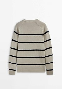 Beige Pullover mit marineblauen horizontalen Streifen. Mit gerippten Bündchen und Saum. Weiches Strickmaterial. Das Design umfasst Raglanärmel.