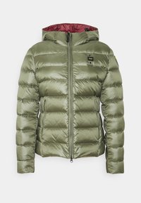 Kurtka puchowa w oliwkowym kolorze z pikowanym wzorem, zamek błyskawiczny oraz czerwone wykończenie wnętrza. Posiada kaptur oraz detal z logo na klatce piersiowej.