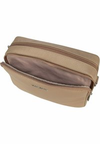 Neceser de piel color beige claro con superficie texturizada, cierres de doble cremallera y un interior suave forrado en taupe. Presenta el logo de la marca en el exterior.