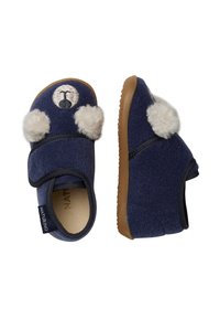 Námornícké vlnené papuče s vyšívanou tváří medvěda a krémovými pom-pomy. Nastavitelný pásek, měkká textura a gumová podešev. Určeno pro vnitřní použití.