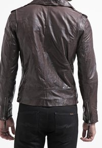 Giacca di pelle marrone con un design aderente, cuciture visibili e polsini con zip. La vista posteriore mostra un materiale testurizzato e un colletto classico.