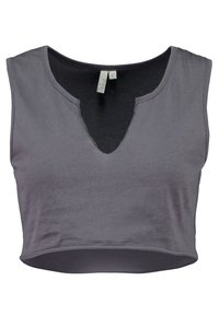 Top corto gris con escote redondeado y un corte en forma de V. Fabricado en tela suave, con un acabado limpio en los bordes. Etiqueta de tamaño visible.