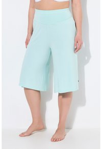 Lichtblauwe knielange shorts van zacht materiaal, met een elastische tailleband en een losse pasvorm, ontworpen voor comfort en gemak van beweging.