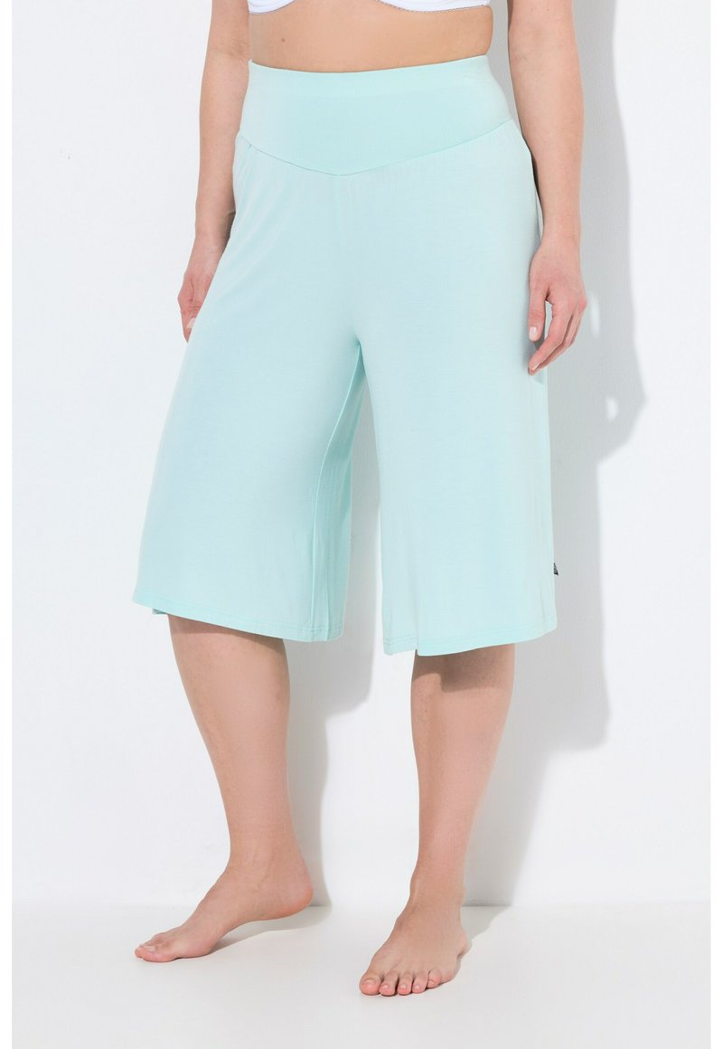 Lichtblauwe knielange shorts van zacht materiaal, met een elastische tailleband en een losse pasvorm, ontworpen voor comfort en gemak van beweging.