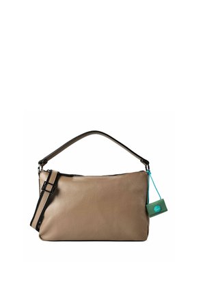 Beige leren handtas met verstelbare schouderriem, bovenste handvat en een klein groen label bevestigd aan de rits.