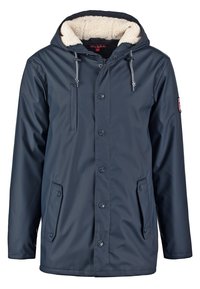 Marineblå vandtæt jakke med pelsforet hætte, trykknapper, to forlommer og snøredekorationer. Glat ydre tekstur.