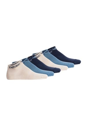 Sechs Paar niedrig geschnittene Socken in Beige, Hellblau und Marineblau, jeweils mit „EMPORIO“-Branding am Knöchelbündchen.