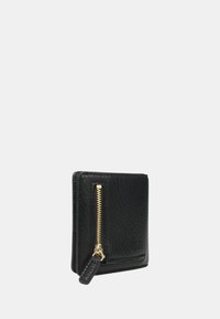 Portafoglio in pelle nera con finitura testurizzata, sezione con zip sul lato e hardware della cerniera in tono oro. Forma quadrata compatta.