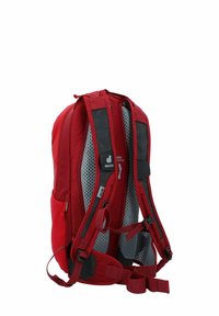 Mochila roja con acolchado de malla y correas ajustables, que cuenta con un compartimento principal con cremallera y bolsillos laterales para almacenamiento adicional.