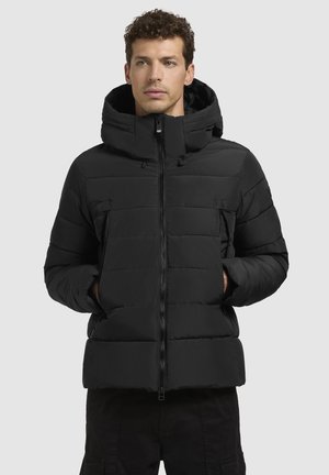 Chaqueta de plumas negra con cremallera frontal, capucha ajustable y dos bolsillos frontales. Presenta acolchado horizontal y un acabado suave.