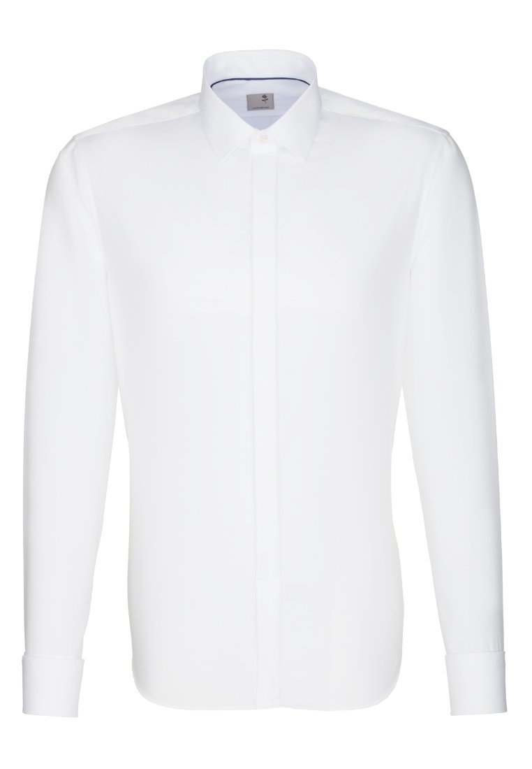Chemise blanche à manches longues en coton lisse, avec un col classique, une patte de boutonnage et des poignets à bouton. Design minimaliste, sans motifs.