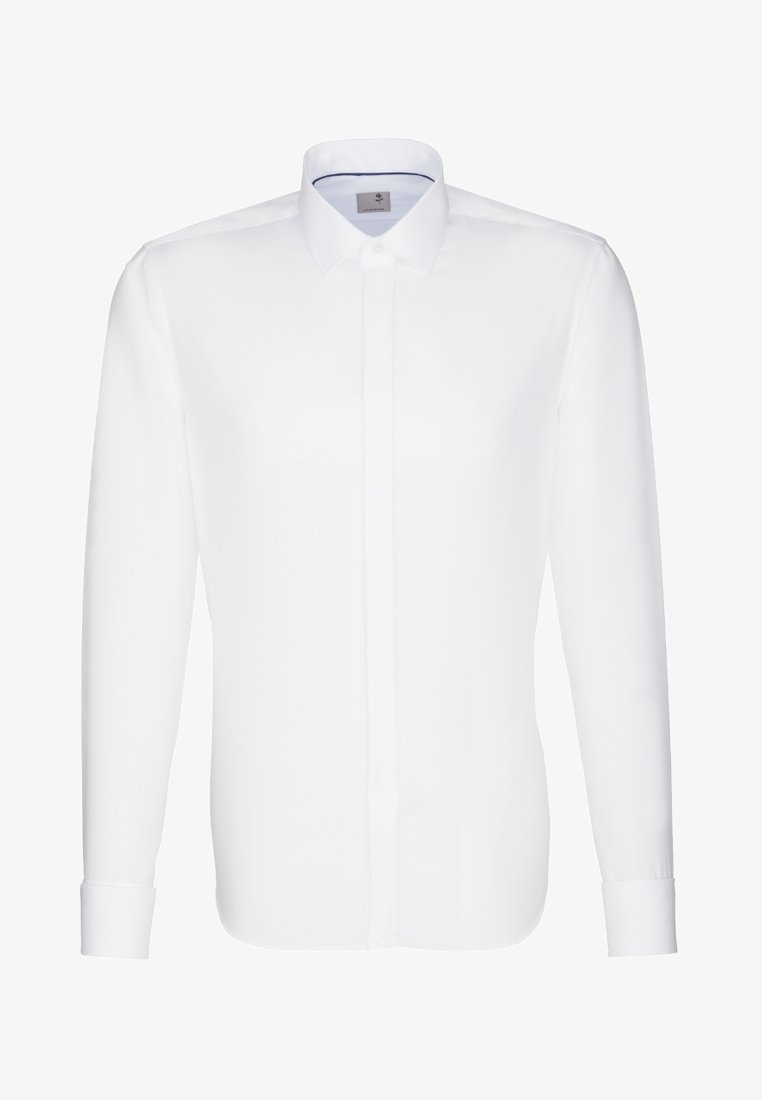 Chemise blanche à manches longues en coton lisse, avec un col classique, une patte de boutonnage et des poignets à bouton. Design minimaliste, sans motifs.
