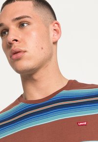Levi's® ORIGINAL HOUSEMARK TEE - T-shirt básica - abyss cinnamon stick