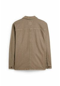 Brązowa kurtka z długim rękawem, z kołnierzem, prostym krojem i naszywką z tyłu. Wykonana z miękkiej tkaniny o gładkiej fakturze. Mankiety zapinane na guziki.