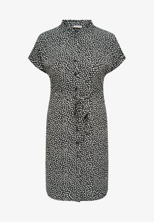 Robe chemise noire à manches courtes avec motif de points blancs irréguliers, boutons sur le devant, col montant et ceinture à nouer à la taille.