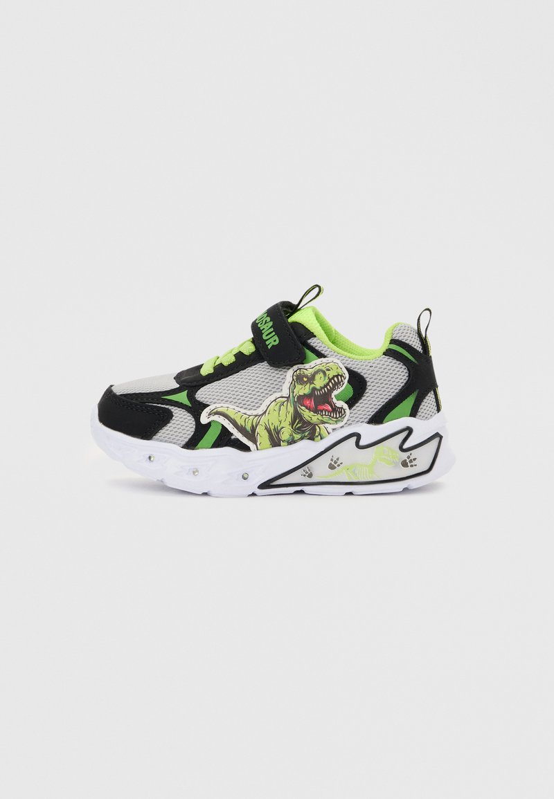 Baskets pour enfants en gris, noir et vert avec un motif de dinosaure sur le côté et des empreintes de dinosaure sur la semelle blanche.