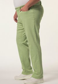 Pantalones de mezclilla verde claro con cinco bolsillos y corte recto, que presentan una textura suave y detalles de costura sutiles.