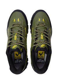 Baskets de sport vertes avec un dessus texturé, des accents noirs, un logo jaune et des lacets à motifs. Conception légère avec une semelle en caoutchouc.