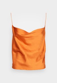 Camisole orange en satin à fines bretelles, présentant une texture lisse et une coupe drapée et décontractée. Encolure arrondie et ourlet droit.