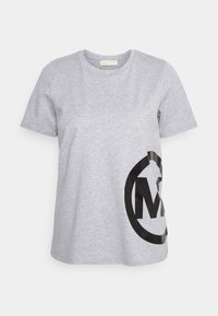 Grijze katoenen T-shirt met een ronde hals. Voorzien van een groot zwart logo gedrukt op de linkerkant. Korte mouwen en een relaxed fit.