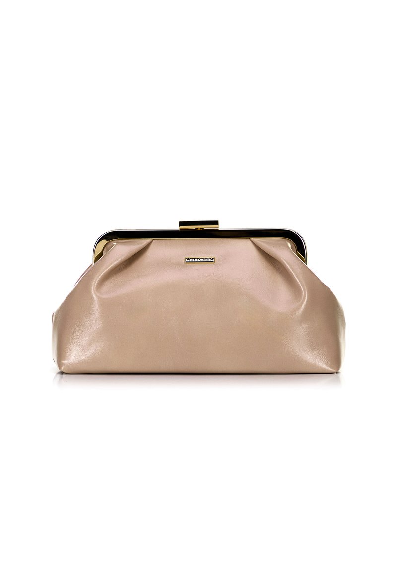 Borsa a tracolla in pelle beige con un design arricciato, cornice in metallo dorato e chiusura a scatto. Texture liscia con dettagli hardware minimi.