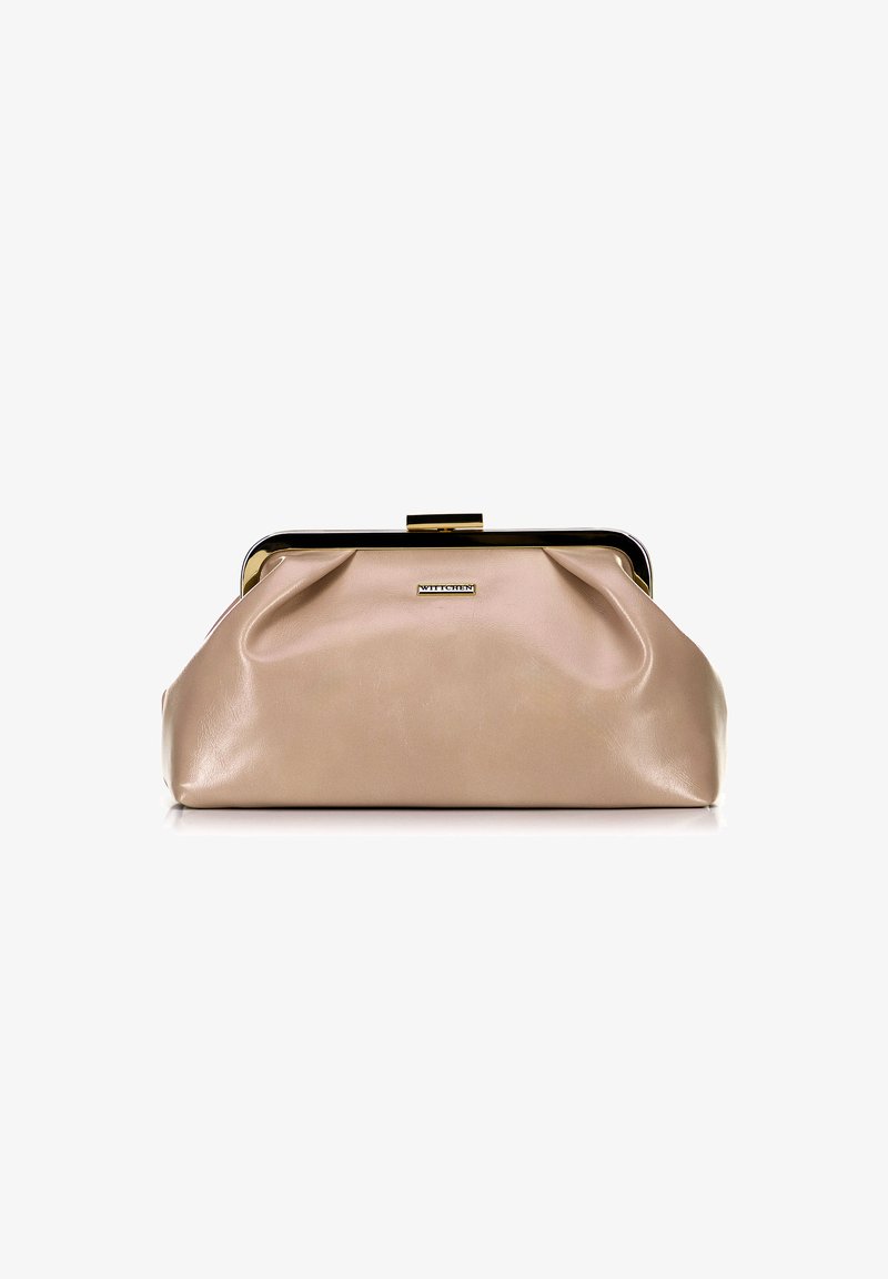 Beige Leder-Clutch mit Raffung, Goldrahmen und Druckverschluss. Glatte Textur mit minimaler Hardware-Dekoration.