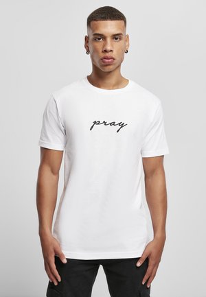 Witte katoenen t-shirt met zwarte cursieve tekst "pray" op de voorkant. Het shirt heeft korte mouwen en een ronde hals.