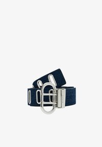 Cinturón de denim en azul oscuro con un diseño ancho, que presenta una hebilla de doble pua de plata y acentos metálicos decorativos para un toque moderno.