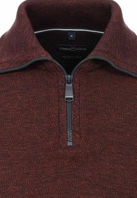 Dunkelroter und orangefarbener Strickpullover mit halbem Reißverschluss-Kragen, aus hochwertiger Baumwolle, mit einem strukturierten Muster und Markenlabel innen.