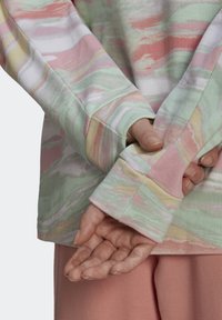 Långärmad skjorta med pastellfärgad abstrakt mönster i grön, rosa och gul. Har ribbade ärmslut och mjuk bomullstextur.