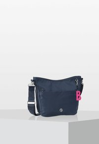 Borsa a tracolla in nylon blu navy con texture liscia, tracolla regolabile, tasca frontale e un portachiavi con la lettera "B" rosa.