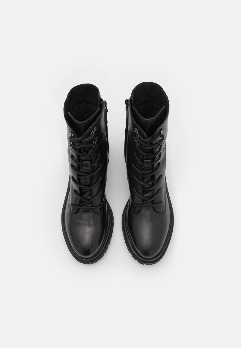 Stivali da combattimento neri in pelle con finitura liscia, dotati di lacci e cerniere laterali, punta rotonda e suole in gomma testurizzata per una migliore aderenza.