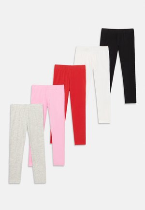 Cinque paia di leggings semplici in grigio, rosa, rosso, bianco e nero, disposti in una linea diagonale discendente su uno sfondo bianco.