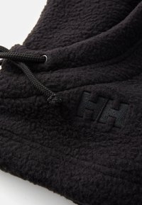 Čierna fleecová tkanina s hrubým, štruktúrovaným povrchom. Obsahuje tkanú šnúrku na sťahovanie a vyšívané logo "HH".