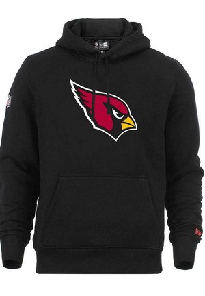 Sudadera negra con un logo frontal de los Arizona Cardinals en rojo, amarillo y blanco. Presenta un bolsillo tipo canguro y capucha con cordón.
