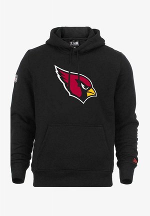 Sudadera negra con un logo frontal de los Arizona Cardinals en rojo, amarillo y blanco. Presenta un bolsillo tipo canguro y capucha con cordón.