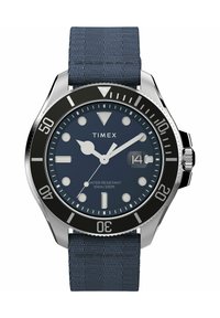 Timex-Uhr mit einem Gehäuse aus Edelstahl, einem navyfarbenen Stoffarmband, einer schwarzen Lünette und einem runden blauen Zifferblatt. Wasserdicht bis zu 100 m / 330 ft.