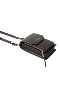 Geantă de umăr din piele maro închis, cu un model texturat de crocodil, având închidere cu fermoar, clapetă frontală și curea ajustabilă.