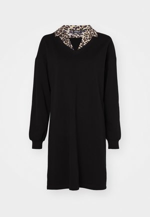 Črna obleka z dolgimi rokavi, V-izrezom in ovratnikom s tigrovim vzorcem. Mehka tkanina, sproščen kroj in zasnova do kolen.