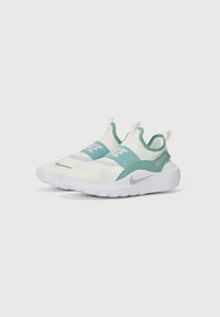 Sport sneakers mit einem hellen, blassen Gelb als Obermaterial, türkisfarbenen Akzenten, einem rosa Streifen und einer weißen Gummisohle mit strukturiertem Finish.