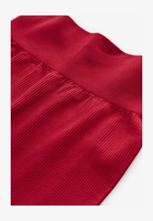 Rode ribstof met een gladde, gestructureerde tailleband, met geplooide details voor extra ontwerpintrige.