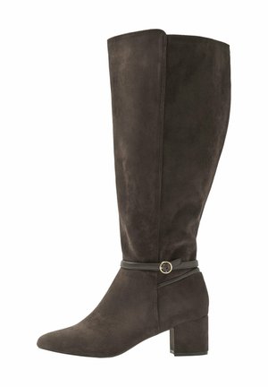Botte haute en daim marron foncé avec petit talon bloc et bride décorative à la cheville avec petite boucle dorée.