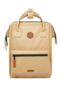 Zaino in tela beige con manici doppi, chiusura con zip, tasca frontale, patch con il marchio e dettagli in pelle. Superficie texture, forma strutturata.
