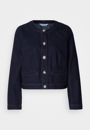 Veste en denim foncé avec un col rond, des boutons argentés, deux poches frontales et une coupe courte. Les coutures sont visibles le long des bords.