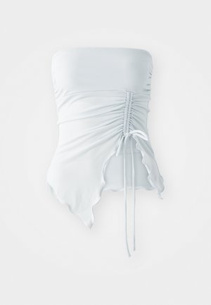 Weißes trägerloses Oberteil mit Raffung. Glattes, dehnbares Material mit welligem Saum und verstellbaren Bindebändern am Rücken. Weiche Textur, minimalistisches Design.